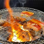 国産牛焼肉食べ放題　肉匠坂井 - 坂井さんは火力強いからよそ見してるとすぐ焦げる。