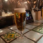 and people - 飲み放題コース、グラスで提供されるビールは嬉しい