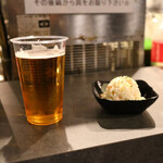 難波屋 - 生ビール(300円)とポテトサラダ(200円)
