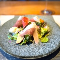Cucina Italiana 東洞 - 前菜 インサラータ 24カ月熟成パルマ産生ハム 林檎と無花果のソース