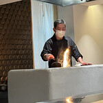 銀座 大石 - その傍らで１時間以上、ずーっと焼いていらっしゃいます！