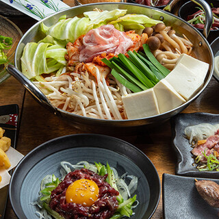 Chicken dishes, horse meat, sashimi...mainly Kyushu cuisine, but also dishes from all over the country!