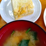 柏屋食堂 - 味噌汁は豆腐とほうれん草。だし巻き美味しい！