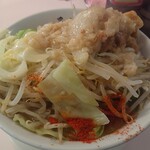 成蹊前ラーメン - 中ラーメン(700円)ニンニクヤサイアブラ、トウガラシ。