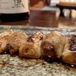 たでの葉 - オナガガモのもも肉のネギマ
      オナガガモ、野趣溢れる旨みの濃さがジビエらしく美味しいです。
      少し独特な風味があるのも天然の鴨の特徴♪
      鴨の美味しさに寄り添う葱の美味しさ、素晴らしい食材選びだと思います♪