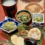 たでの葉 - 八寸
      蕪の擂りながし
      飛竜頭（がんもどき）
      白菜の炊いたん（椎茸と薄揚げ）
      菊菜と菊花のおひたし
      野沢菜昆布
      慈姑のチップ
      花豆蜜煮
      カラシ蓮根
      手綱こんにゃく
      菊芋のキンピラ
      堀川ごぼう含め煮