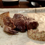 たでの葉 - 蝦夷鹿のロース
      タレを潜らせた照り焼き、肉質がみっしりとして噛み応えがありますが、噛みながら旨みがじっくりと湧き上がってきます。
      脂身がなんて上品、シャキッとしたこんな味わいの脂身は初めてです。