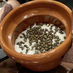 たでの葉 - 天然のむかごご飯に自然薯
      臭みもなくクセのないむかごはご飯に入れても自然に馴染みふっくらとしたお豆の様です。
      