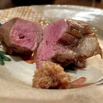 たでの葉 - 蝦夷鹿のヒレ肉
      ヒレ肉らしく肉質柔らかでさっぱりとした味わい、添えているすりおろしたホースラディッシュの香りも良く爽やかな辛味がヒレ肉の旨みを助長しています。