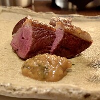 たでの葉 - オナガガモの胸肉
                    もも肉とは肉質が変わり、胸肉はしっとりとしながら弾力のある食感に野性味を感じます。
                    添えている味噌（何味噌か覚えてませんけど）を付けるとまぁなんて美味しいのでしょう！