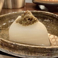 たでの葉 - ふろふき大根に蕗味噌
                    落ち葉の下で雪が積もる中越冬する前、芽吹く前のつぼみを採った蕗です。
                    聖護院大根が辛味がなくほのかに甘味があり、蕗の苦味がとてもその甘みに合いますね、とっても美味しいです。