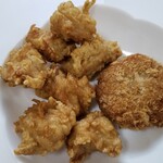 鳥正 - にんにく入りから揚げ、チキンメンチ。