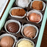 ショコラティエ・エリカ - トリュフ8個入りかぁ・・・こんなに食べられないｗ無理