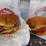 ケーズバーガー - スペシャルバーガー（650円）と佐世保バーガー（450円）