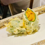 日本橋 蕎ノ字 - ◆うに大葉巻き
      ◎北海道産バフンウニ。大葉に巻いて天ぷらに。雲丹の甘みがなんとも言えない美味さ。塩で頂く。