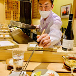 日本橋 蕎ノ字 - ◎揚げたての車海老の頭の天ぷらを器に置いていく。