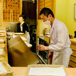 日本橋 蕎ノ字 - ◎故郷静岡の旬の最高の食材を中心に、渾身の力で揚げる天ぷらの美味さは格別である。