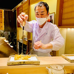 日本橋 蕎ノ字 - ◎目の前で真っ二つに割っていく。ジュワッと音が立つ。