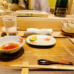 日本橋 蕎ノ字 - ◎天つゆと大根おろし、塩とレモンが置かれている。