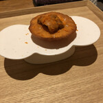 丸太町やんがす - ジャガイモペ一ストチップと雲丹　卵黄の燻製パウダー