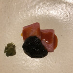 丸太町やんがす - 鮪　卵黄ソ一ス　海苔　刻み山葵　