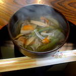 鯨汁（￥500）。山菜がたっぷり入って具沢山！心も身体も温まります