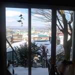 茶房 菊泉 - 窓側のテーブル席からは、函館の街並みが見渡せるロケーション