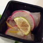 前菜その１：カンパチのカルパッチョ　セロリアックのピュレ