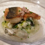 zoe's - 魚料理：大分産ヒラスズキのロースト　牡蠣と春菊と白菜のリゾット仕立て