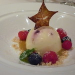 zoe's - ドルチェ：ホワイトチョコレートのムース　ピスタチオソース