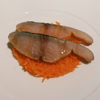 ラシェット・ブランシュ - 鰆の燻製　キャロットラぺ 肉厚の鰆。とても好み。キャロットラぺはシャキシャキ感があって、鰆と合います。