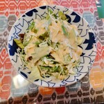 エベレストイン - 胡麻ドレがかかったサラダ。