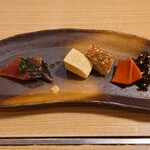 京極寿司 - 突き出し3品盛り　600円
      鰹のスモーク仕立て、2色卵焼き（関西、関東風）
      、昆布の佃煮、赤こんにゃく
      