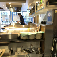 十勝ハーブ牛焼肉 MONMOM - 1階はカウンターのみ