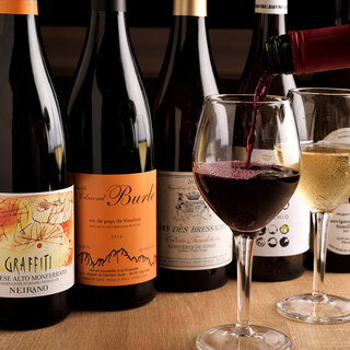 世界各国から厳選した約30種のワインを常時取り揃えています♪