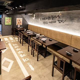 沉稳时尚的空间墙壁上印有韩文文字设有半包房