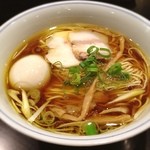 ラァメン家 69’N’ROLL ONE - 町田「69'N'ROLL ONE」
にて2号ラーメン！

美しい味と書いて
美味い！そんな言葉の意味さえ改めて感じさせる一杯は丁寧に抽出された鶏の旨味が黄金色に輝きます。
叫びたくなる味。