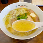 六花 - 牡蠣の風味が効いているスープ