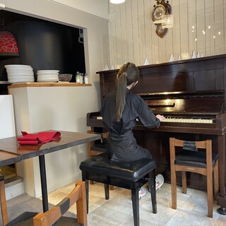 You can even hear the sound of the piano from inside the open store.