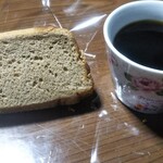 雪詩慕雲 - 紅茶のシフォンケーキ、ルイ１４世珈琲を飲んだ時にもらったカップ(カップの皿もあります)、１１月限定のブラジルヴィオレッタ。