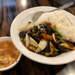 安安 - 大盛の麻婆茄子丼。スープはいつもと違うケチャップ味の玉子スープ。