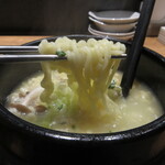 テジカエン - 中太の縮れ麺