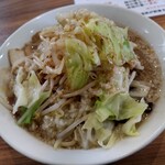 麺家ひまり - ラーメン800円(税込)+野菜100円
            硬めと中盛に◯をつけました(大盛までお値段据え置きです)
            麺は相変わらず美味しいけど、この少し酸味の効いた醤油スープが中々に合っていて癖になる(*｀艸´)