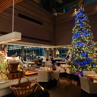 AWkitchen TOKYO 新丸ビル店 - 店内にはブルーライトが美しいクリスマスツリーが！