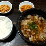 まにわ - 牛肉スープ(小鉢2品とご飯付き) 税込1000円