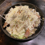 Okonomiyaki Sakaba Nanako - セセリマヨネーズ焼き　野菜も入ってて熱々で美味しい