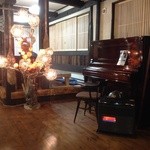 福よし - ピアノがある。和風だけどシックな作り。落ち着けます。