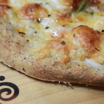 かたつむり - 地元で収穫した黒米粉入りのピザ。季節のピザで使用しています。