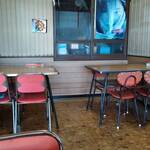 辰味食堂 - 年季が入っているテーブルとイス