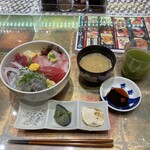 すし・魚処 のへそ  - 駿河湾地魚海鮮丼　税込　1,375円